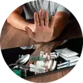 мужчина отказывается от наркотиков